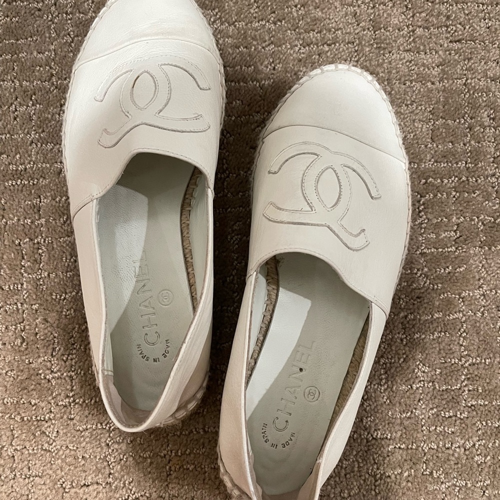 CHANEL Cream Espadrilles with Iconic CC Logo - Picture 5 of 7